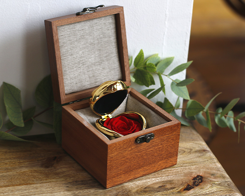 Vergoldete Rosenblüte und geheime ewige Rose mit personalisierter Geschenkbox