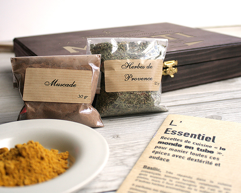 Personalisierbares Gewürz-Geschenk-Set mit Gewürzen aus aller Welt - Die leckeren Gewürze von... - 9 Gewürze, Box aus Holz