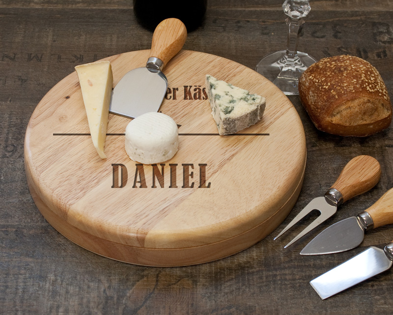 Käsebrett mit Käsemessern, personalisiert mit Namen oder Wunschbegriff - Runde Käseplatte aus Holz mit 4 Messern