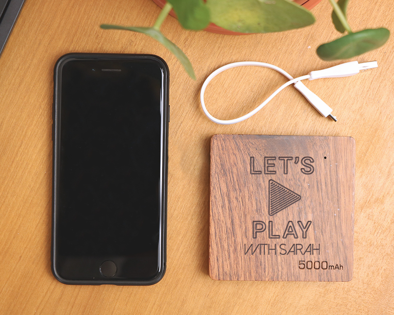 Personalisierbarer externer Akku aus Holz 5000 mAh - Let's play