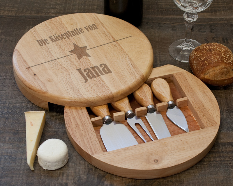Käsebrett mit Käsemessern, personalisiert mit Namen oder Wunschbegriff - Runde Käseplatte aus Holz mit 4 Messern