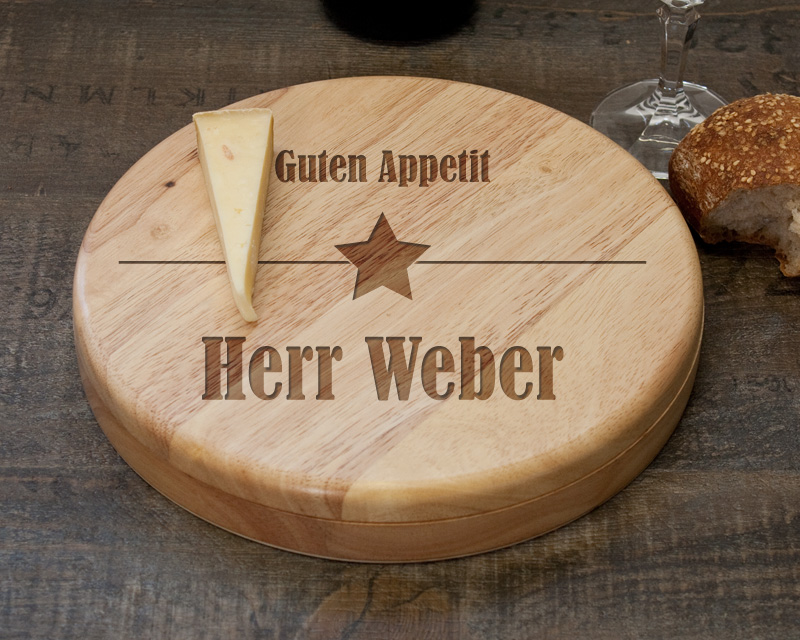 Käsebrett mit Käsemessern, personalisiert mit Namen oder Wunschbegriff - Runde Käseplatte aus Holz mit 4 Messern