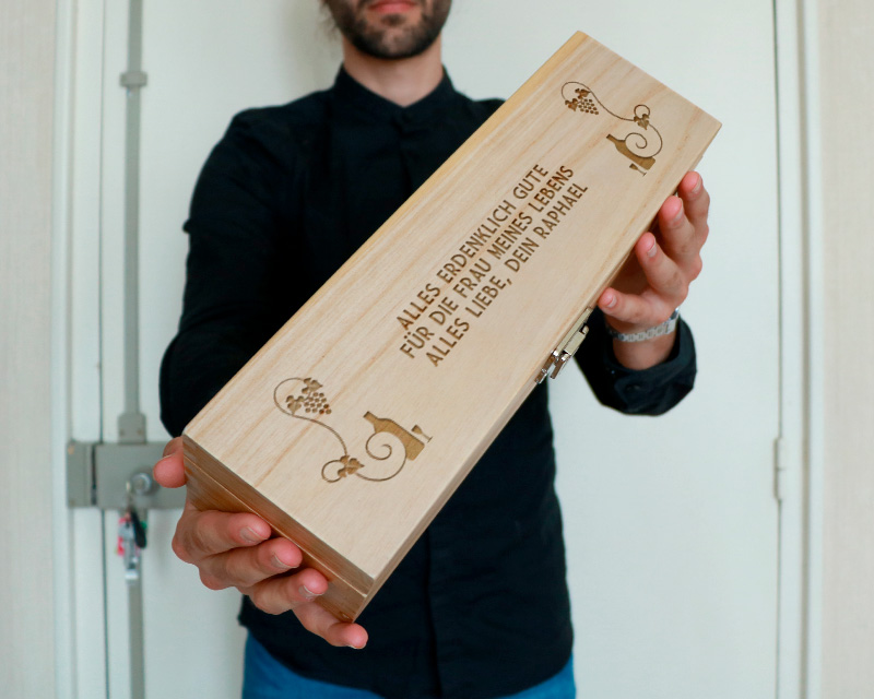 Caisse à vin en bois gravée