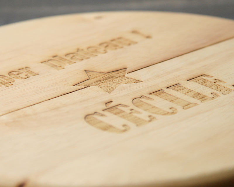 Käsebrett mit Käsemessern, personalisiert mit Namen oder Wunschbegriff - Runde Käseplatte aus Holz mit 4 Messern