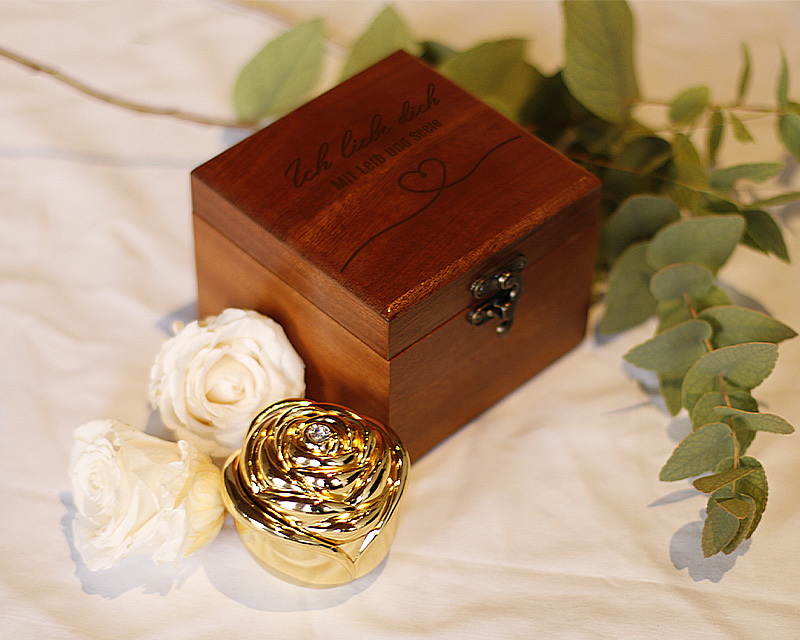 Vergoldete Rosenblüte und geheime ewige Rose mit personalisierter Geschenkbox