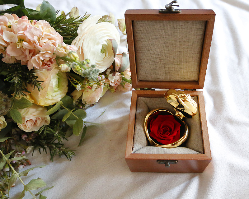 Vergoldete Rosenblüte und geheime ewige Rose mit personalisierter Geschenkbox