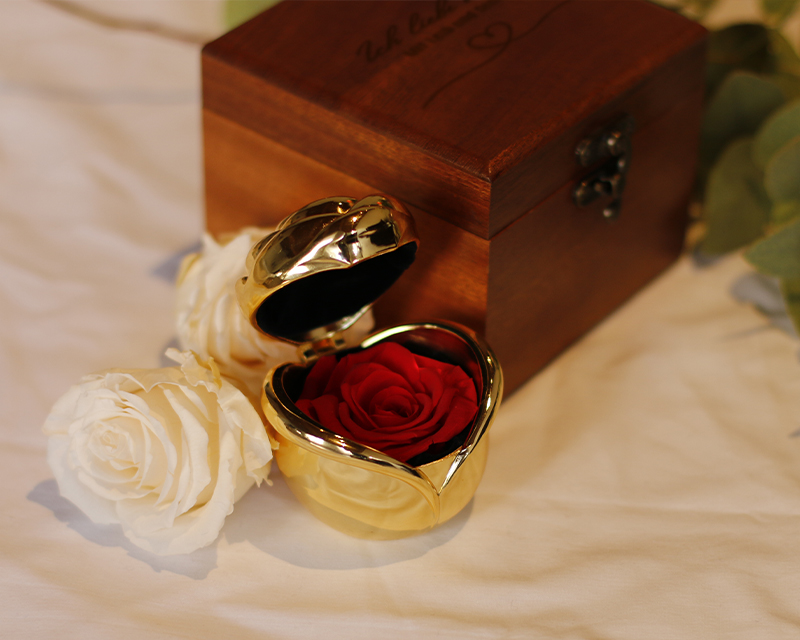 Vergoldete Rosenblüte und geheime ewige Rose mit personalisierter Geschenkbox
